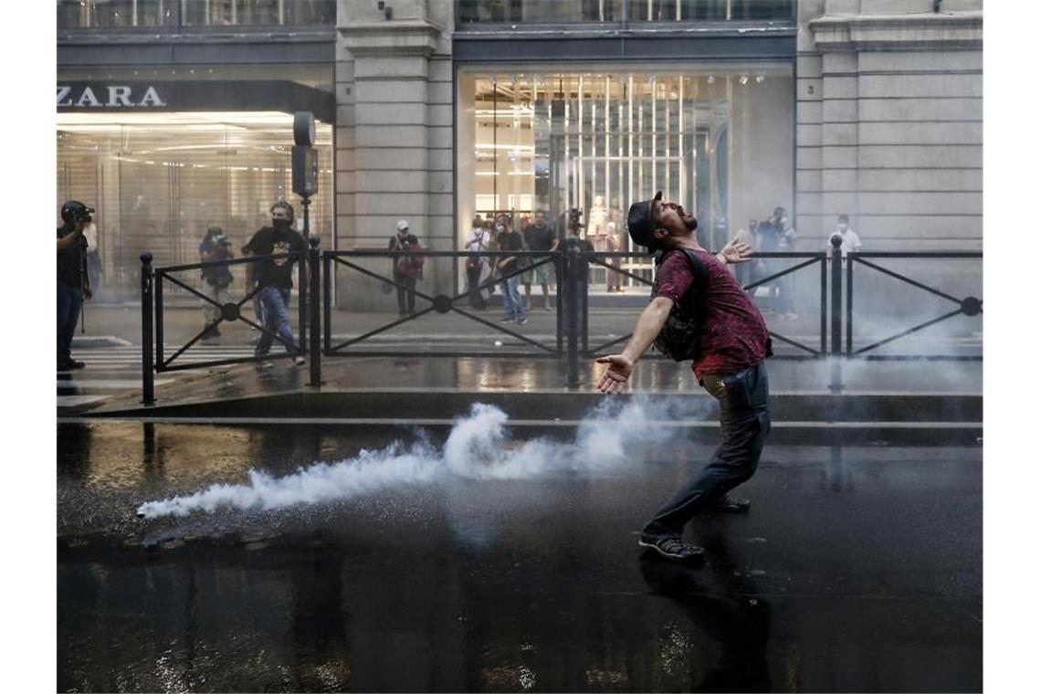 Ein Demonstrant in Rom stört sich nicht am Tränengas. Foto: Cecilia Fabiano/LaPresse via ZUMA Press/dpa