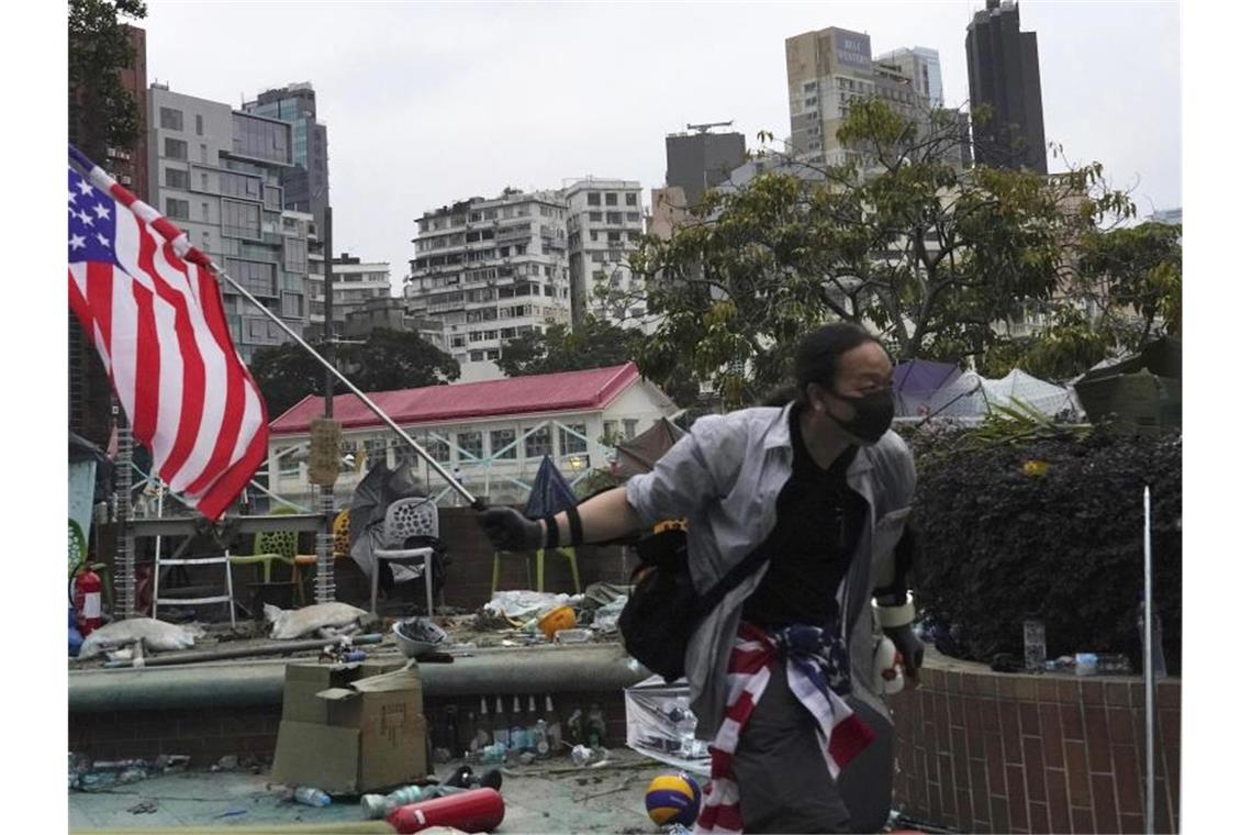 Hongkong: US-Kongress stellt sich hinter Demokratiebewegung Ein Demonstrant mit US-Flagge vor der Polytechnischen Universität. Foto: Vincent Yu/AP/dpa