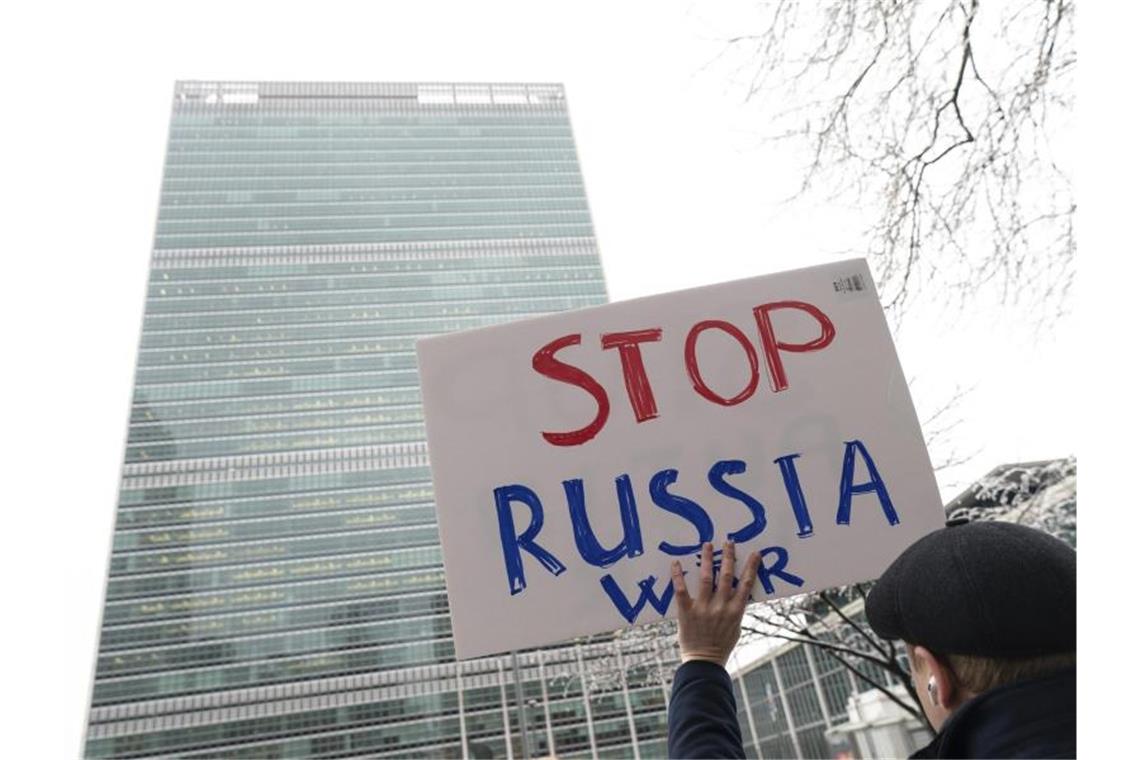 UN-Vollversammlung berät erneut zu Ukraine-Krieg Ein Demonstrant protestiert vor dem New Yorker UN-Hauptquartier gegen den Ukraine-Krieg. Foto: Jeenah Moon/AP/dpa