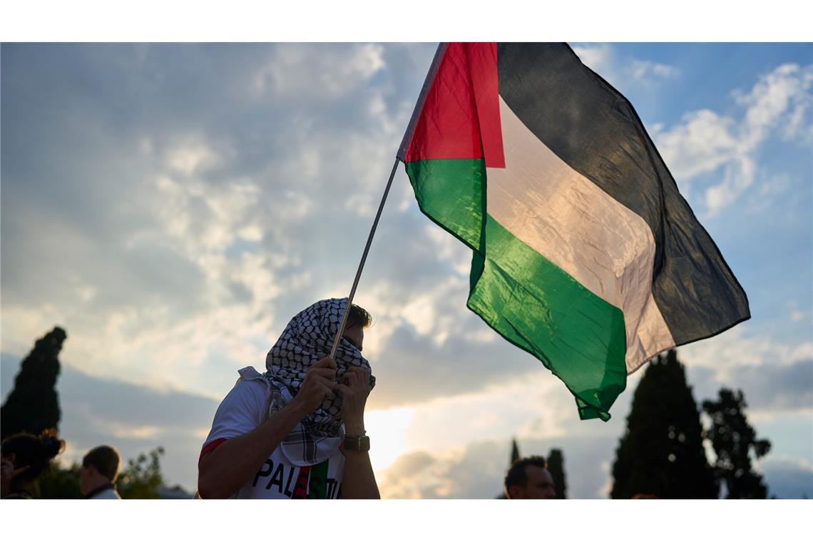 Jahrzehnte des Konflikts um Palästinenser-Staat Ein Demonstrant schwenkt eine palästinensische Flagge während einer Demonstration vor dem griechischen Parlament. (Archivbild)