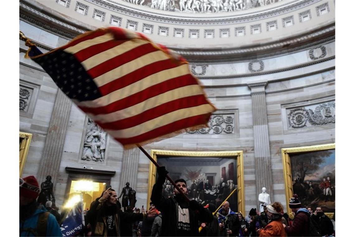 Polizisten schildern Brutalität bei Sturm auf US-Kapitol Ein Demonstrant schwenkt im Januar im Inneren des Kapitols die US-Flagge. Foto: Miguel Juarez Lugo/Zuma Press/dpa
