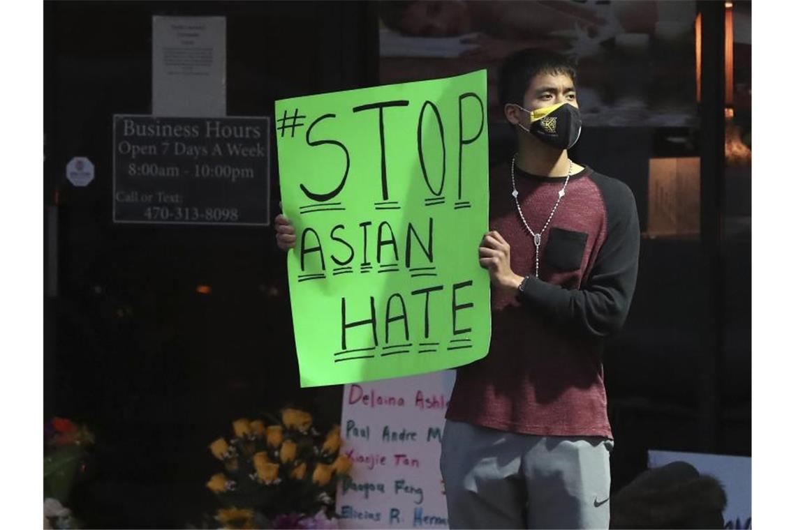 Angriffe auf Asiatinnen: US-Staatsanwältin will Todesstrafe Ein Demonstrant verurteilt den Hass gegen Asiaten. Foto: Curtis Compton/Atlanta Journal-Constitution/AP/dpa