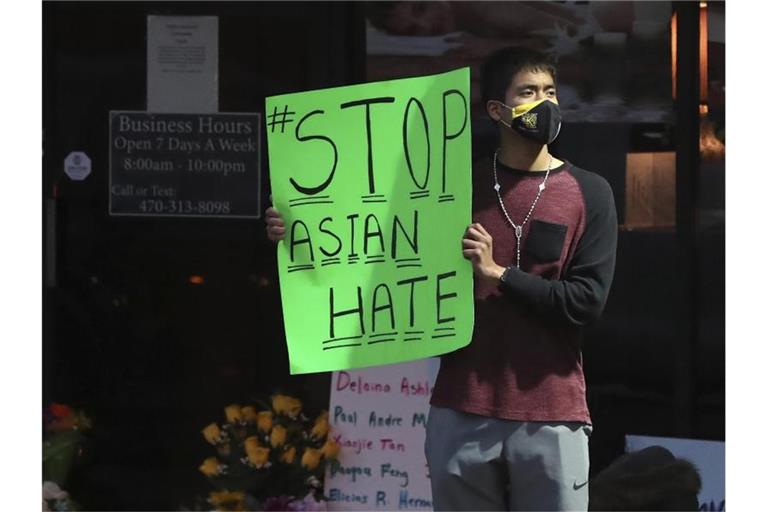 Ein Demonstrant verurteilt den Hass gegen Asiaten. Foto: Curtis Compton/Atlanta Journal-Constitution/AP/dpa