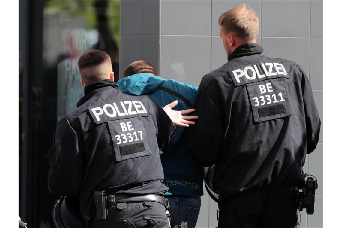 Ein Demonstrant wird abgeführt. Foto: Christoph Soeder/dpa