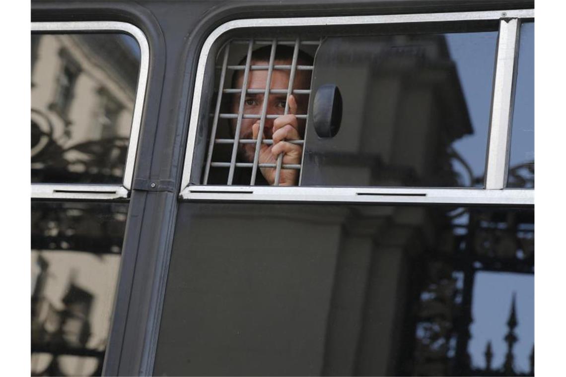 Mehr als Tausend Festnahmen bei Demonstration in Moskau Ein Demonstrant wird in einem Polizeibus festgehalten. Foto: Alexander Zemlianichenko/AP