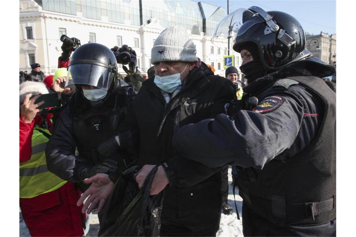 Ein Demonstrant wird von Polizisten abgeführt. Foto: Aleksander Khitrov/AP/dpa