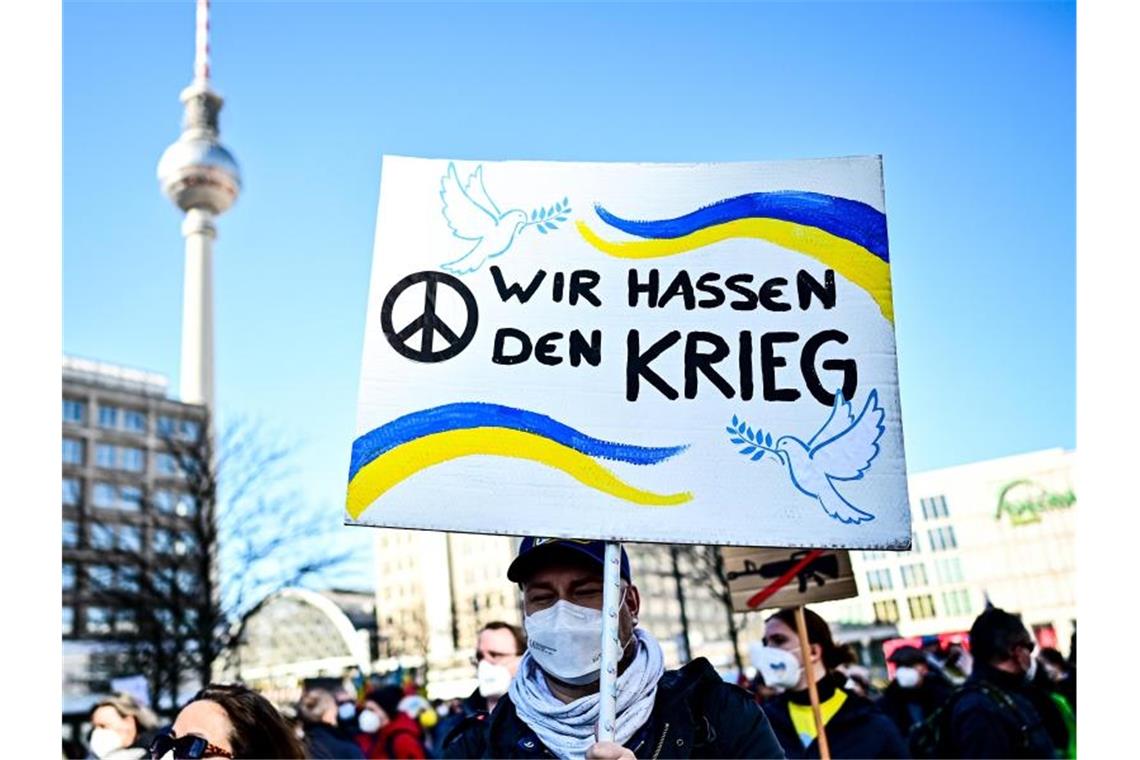 Zehntausende bundesweit bei Demos für Frieden in der Ukraine Ein Demonstrationsteilnehmer hält ein Schild hoch, um gegen den Krieg in der Ukraine zu demonstrieren. Foto: Fabian Sommer/dpa