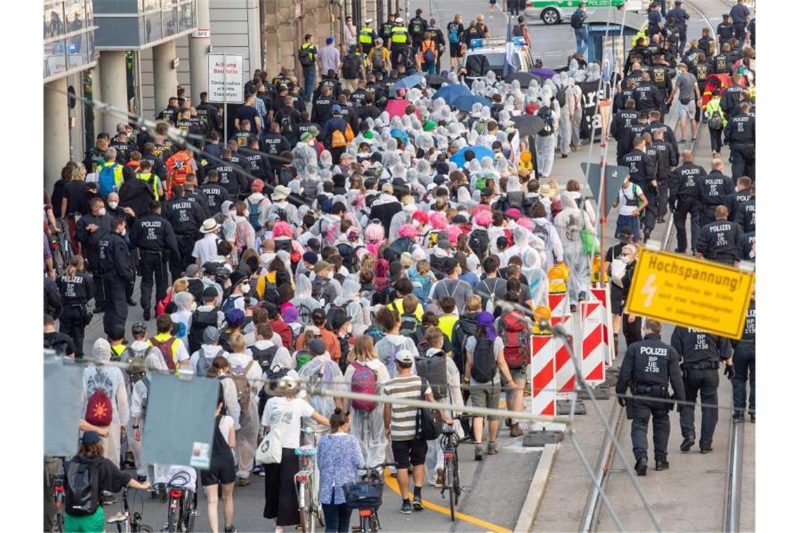 Ein Demonstrationszug läuft in Polizeibegleitung durch München. Foto: Peter Kneffel/dpa