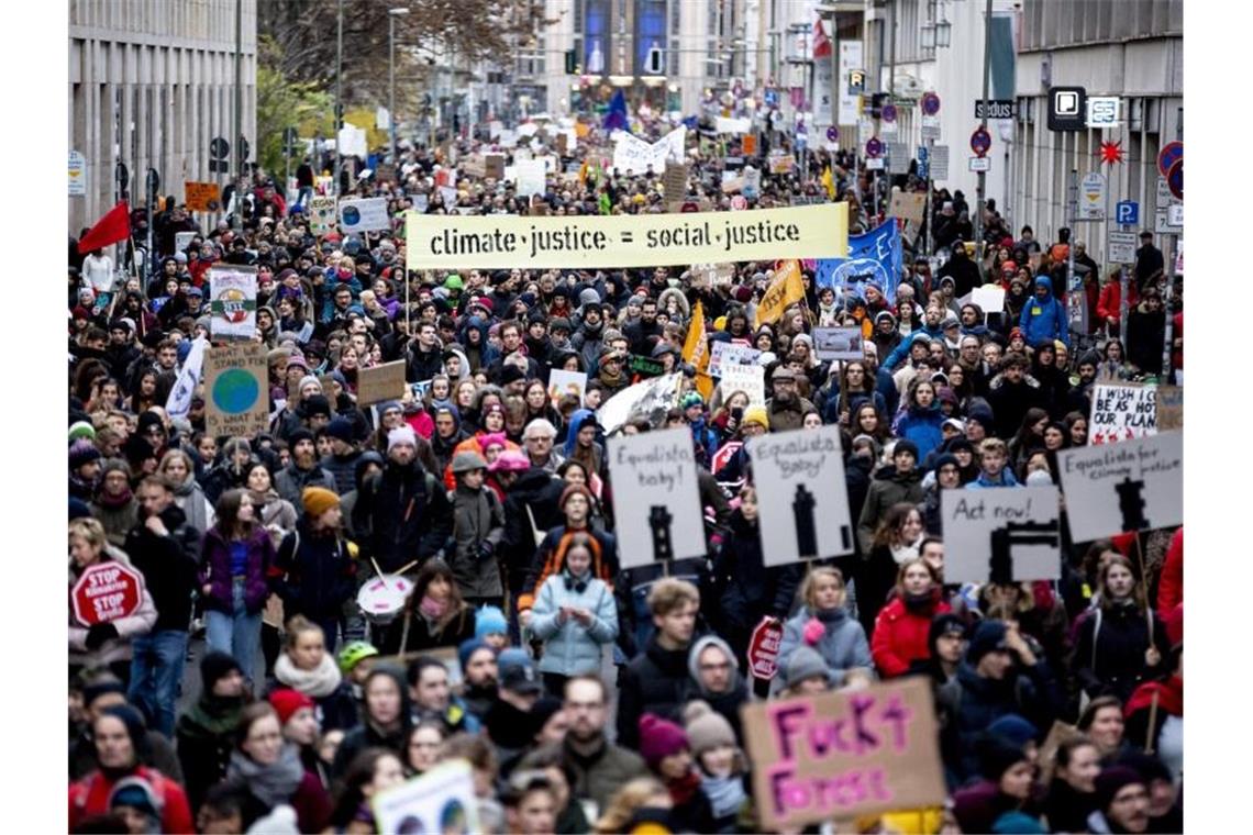 Ein Demonstrationszug von Fridays For Future zum Aktionstag für mehr Klimaschutz zieht über die Reinhardtstraße in Berlin. Foto: Christoph Soeder/dpa