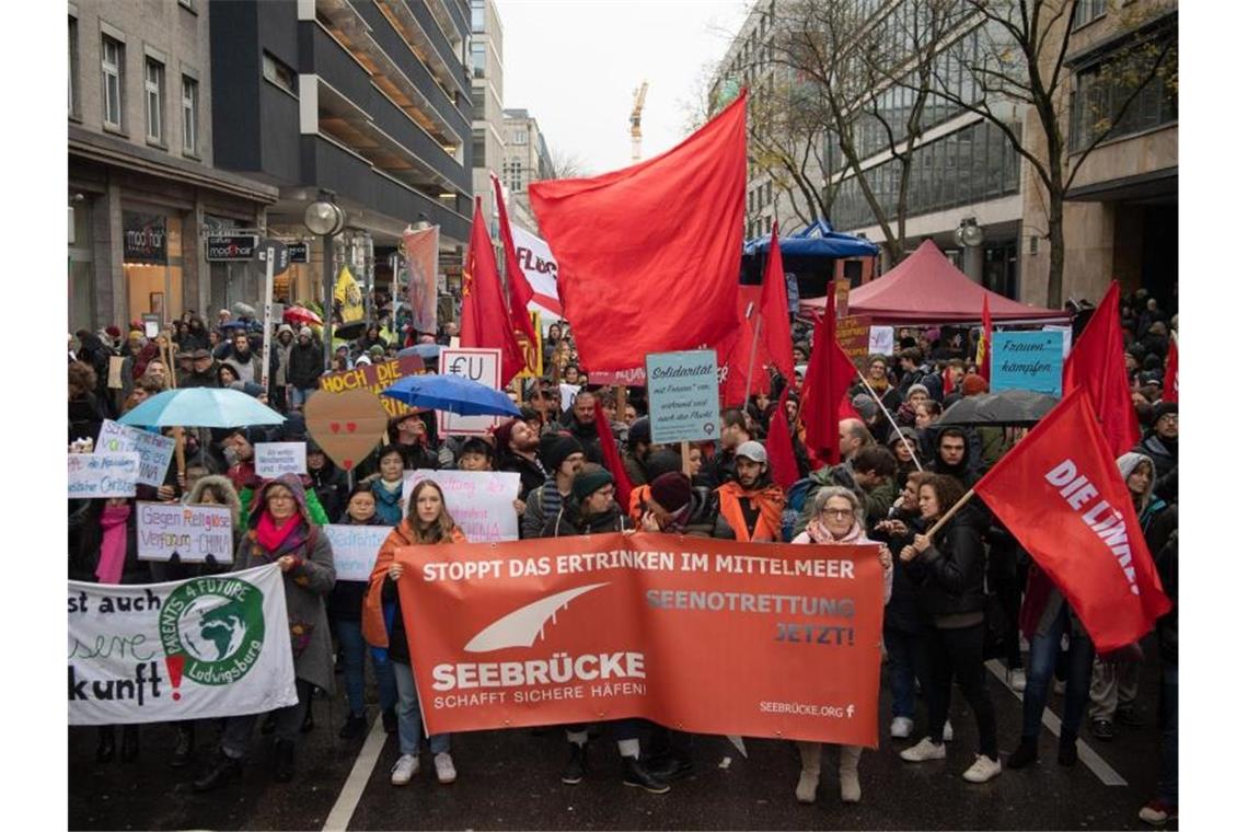 Ein Demonstrationszug von Klima- und Friedensaktivisten und Anhängern von Flüchtlingsorganisationen. Foto: Sebastian Gollnow/dpa