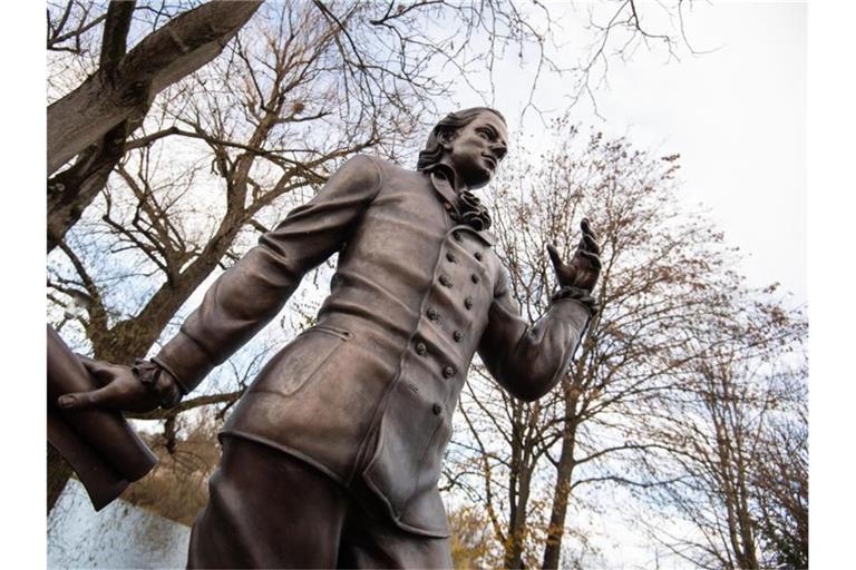 Ein Denkmal für Friedrich Hölderlin in Nürtingen. Foto: Marijan Murat/dpa/Archivbild