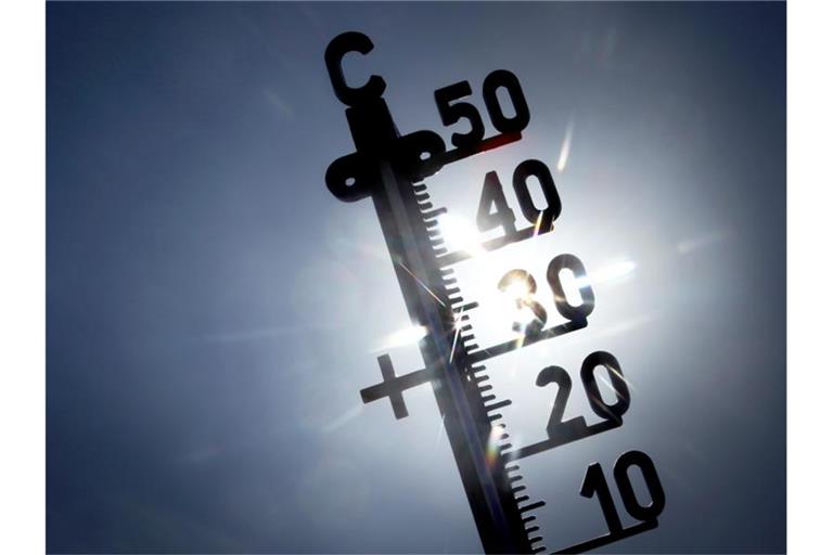 Ein der direkten Sonne ausgesetztes Termometer zeigt knapp 40 Grad an. Foto: Fredrik von Erichsen