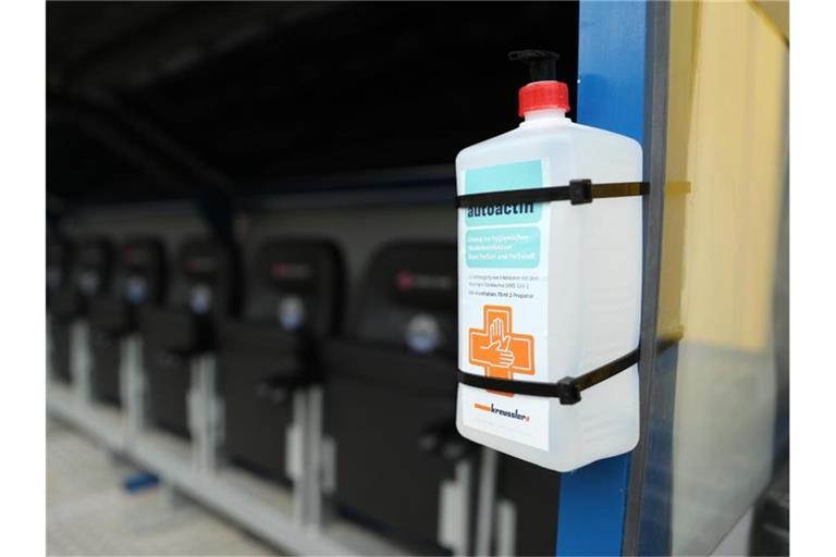 Ein Desinfektionsspender vor leeren Sitzen in der Benteler-Arena in Paderborn. Foto: Friso Gentsch/dpa-Pool/dpa