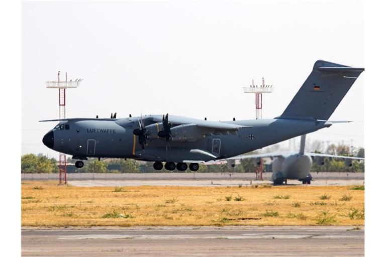 Ein deutscher Airbus A400M landet mit aus Kabul evakuierten Personen auf dem international Airport Taschkent. Foto: Marc Tessensohn/Bundeswehr/dpa