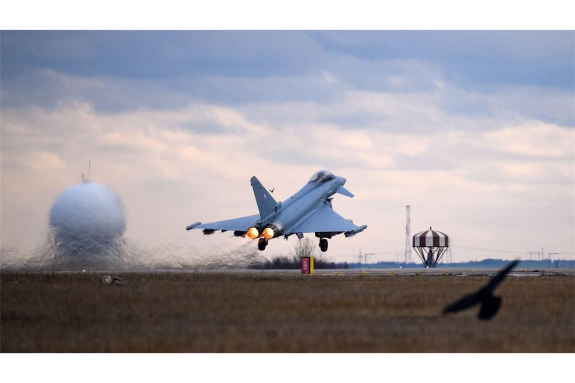 Ein deutscher Eurofighter startet auf dem Flugplatz Mihail Kogalniceanu, in der Nähe von Constanta (Rumänien) (zu dpa: «Drohnenabwehr: Nato stärkt Präsenz im Schwarzen Meer»)