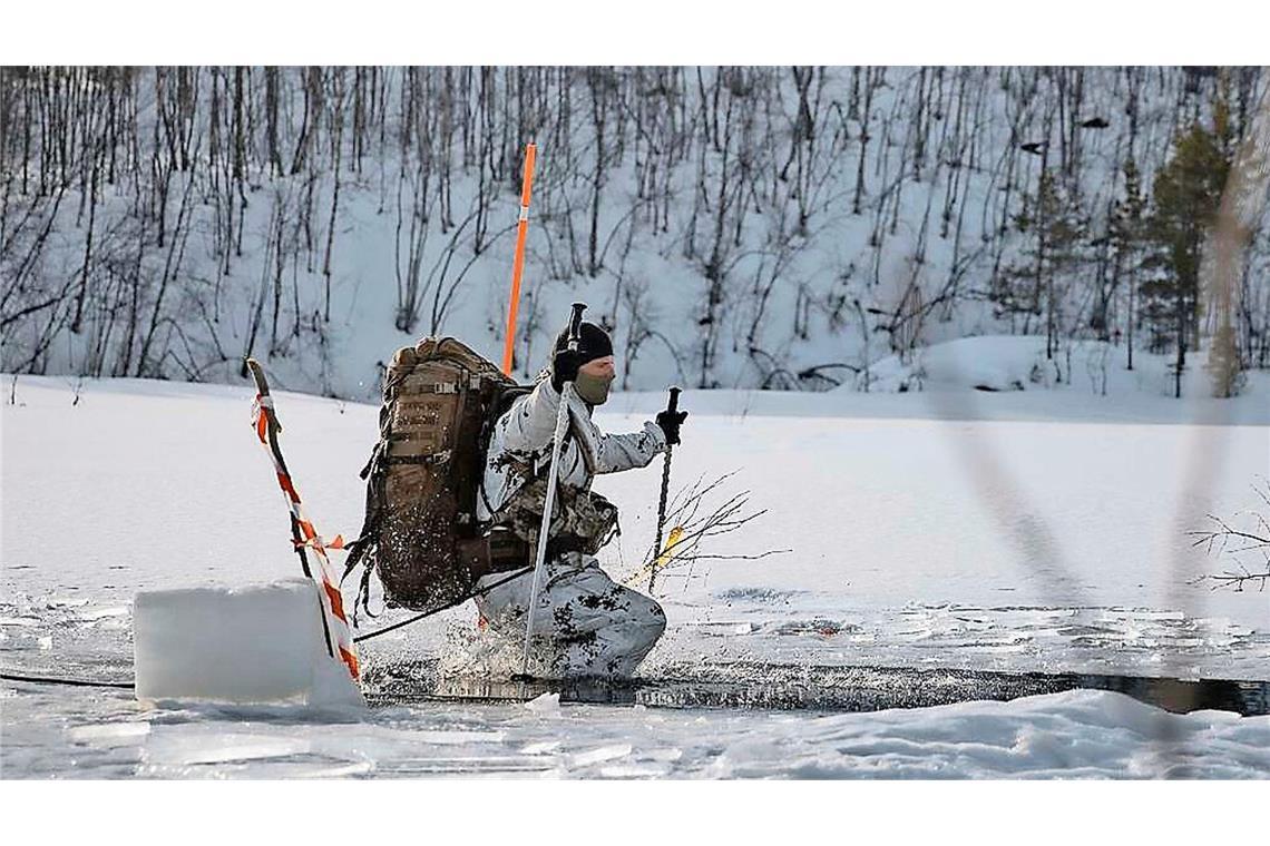 Ein deutscher Fernspäher übt in Norwegen, wie er sich retten kann, bricht er ins Eis ein.