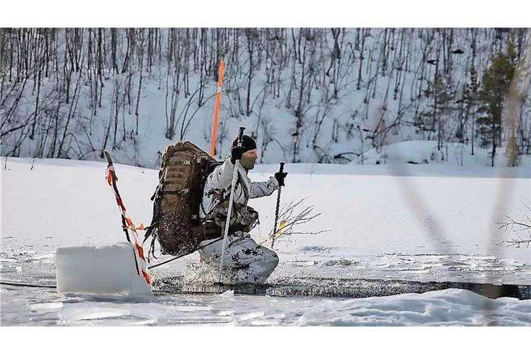 Ein deutscher Fernspäher übt in Norwegen, wie er sich retten kann, bricht er ins Eis ein.