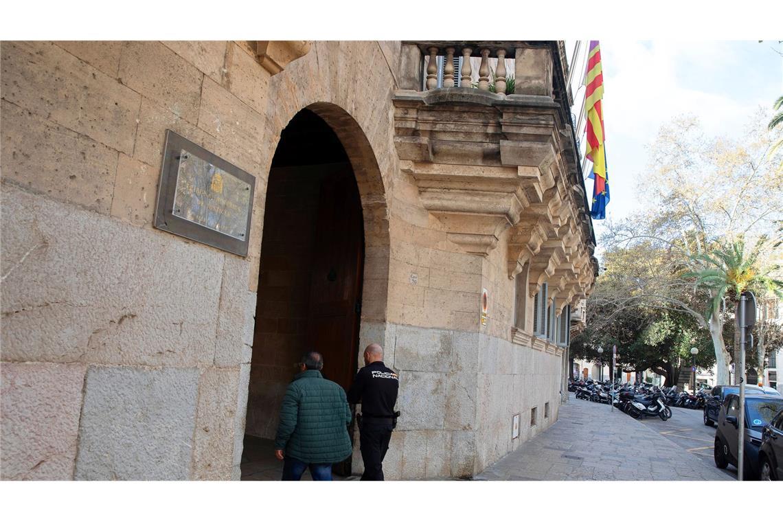 Deal in Mord-Prozess: 18 Jahre für Deutschen auf Mallorca Ein Deutscher hat sich auf Mallorca in einem Prozess um die Ermordung eines Landsmanns für schuldig bekannt. Er wurde zu 18 Jahren Gefängnis und zur Zahlung einer Entschädigung in Höhe von 500.000 Euro an die Familie des Opfers verurteilt.