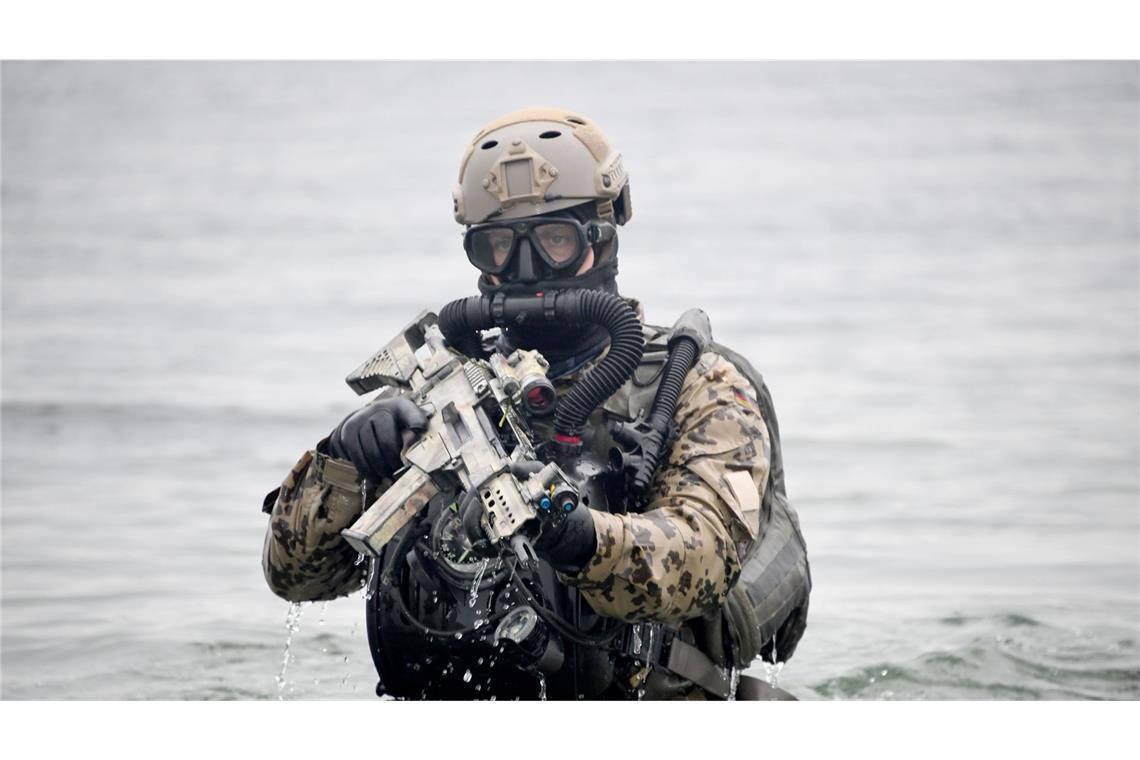 Ein deutscher Kampfschwimmer geht während eine Übung an Land: außerhalb des Bündnisgebietes.