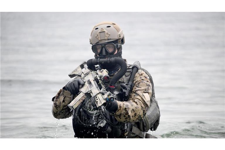 Ein deutscher Kampfschwimmer geht während eine Übung an Land: außerhalb des Bündnisgebietes.