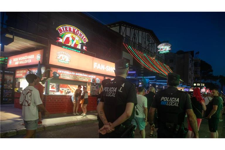 Ein deutscher Tourist ist auf Mallorca von zwei mutmaßlich ebenfalls deutschen Angreifern bei einem Raubüberfall mit einem Messer verletzt worden. (Archiv-Bild)