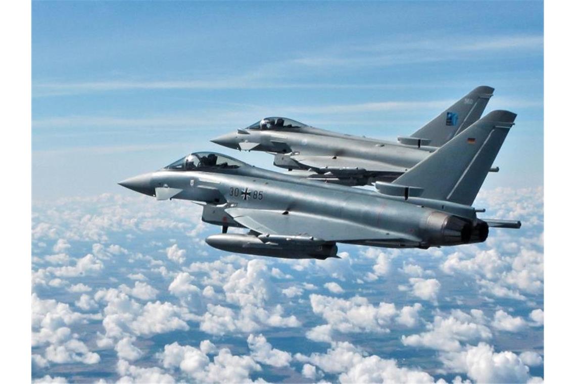 Nato-Jets mit vielen Alarmstarts wegen russischer Flugzeuge Ein deutsches und ein britisches Kampfflugzeug bei einem „Air Policing“-Einsatz über Litauen. Foto: Iain Curlett/Royal Air Force/dpa
