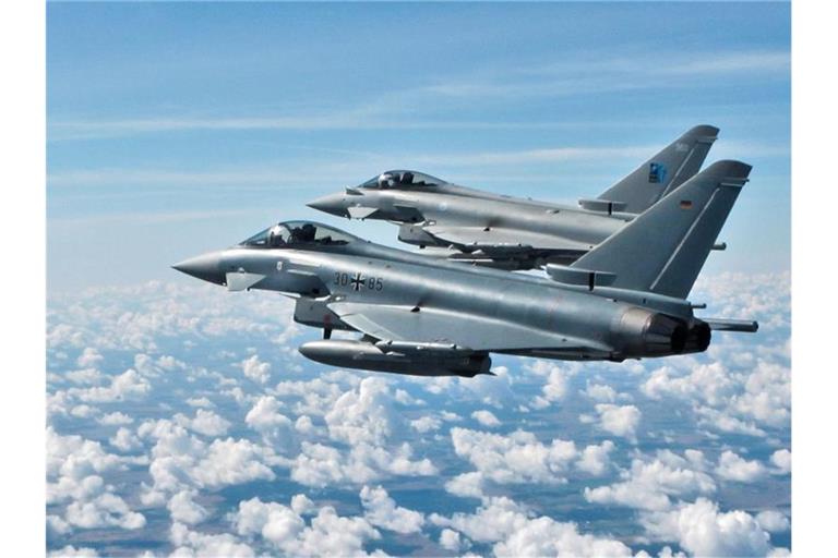 Ein deutsches und ein britisches Kampfflugzeug bei einem „Air Policing“-Einsatz über Litauen. Foto: Iain Curlett/Royal Air Force/dpa