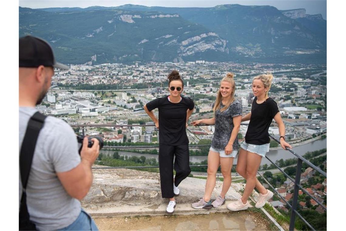 Ein DFB-Mitarbeiter fotografiert Lina Magull (l), Leonie Maier und Kathrin Hendrich beim Stadtbummel. Foto: Sebastian Gollnow