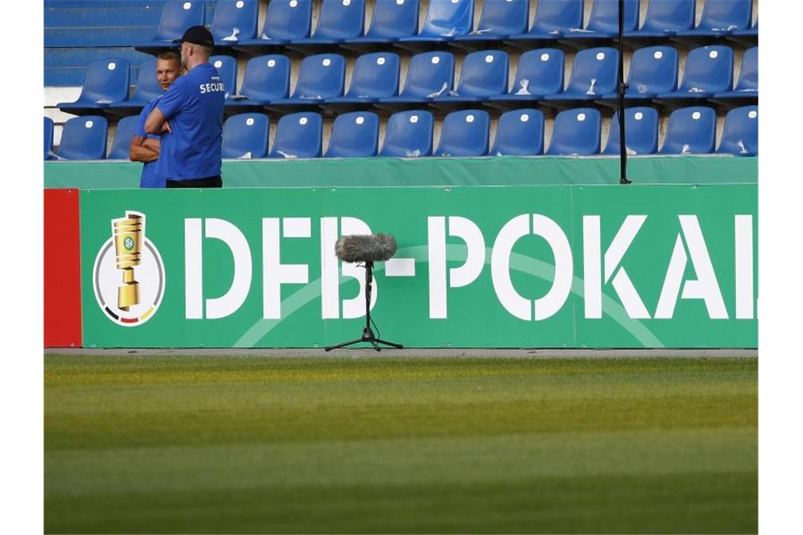 Ein DFB-Pokal-Logo am Spielfeldrand. Foto: Joachim Sielski/dpa