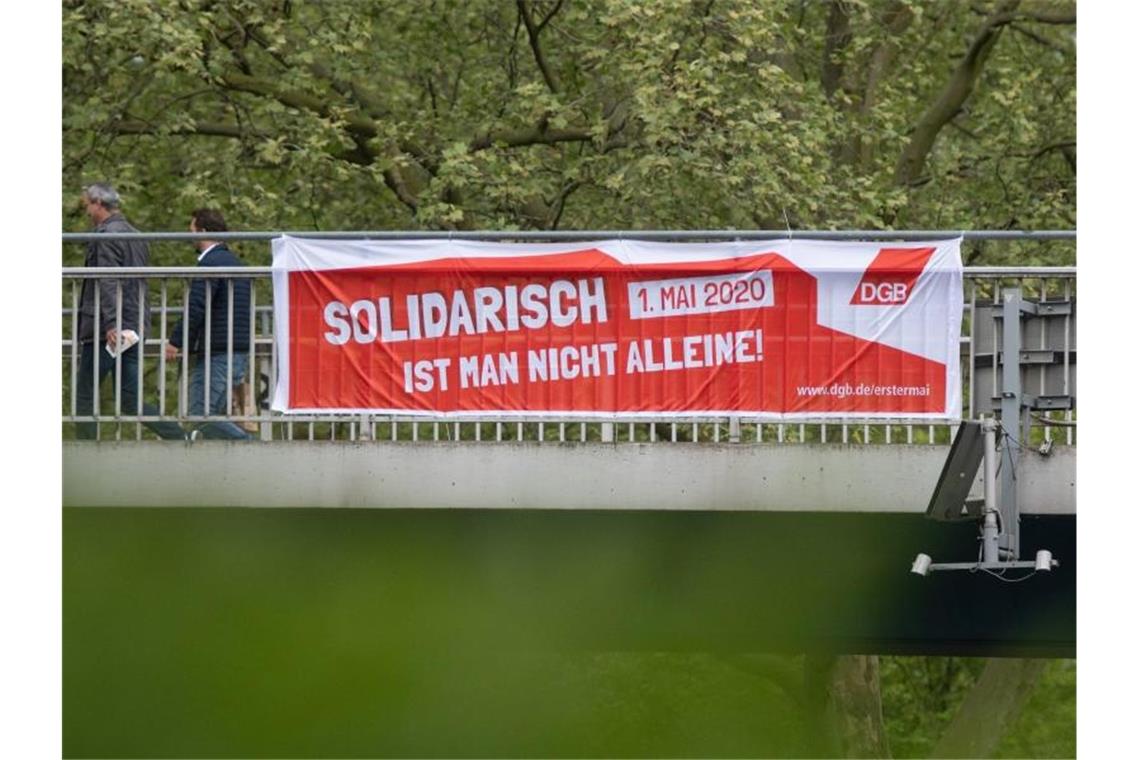 Ein DGB-Transparent ruft zur Solidarität auf. Foto: Bernd Thissen/dpa