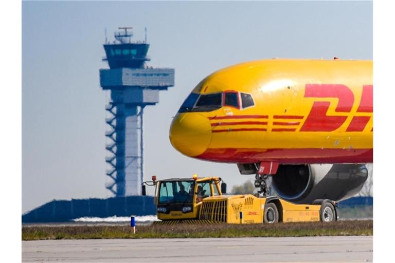 Ein DHL-Frachtflugzeug landet auf dem Flughafen Leipzig/Halle. Die globale Logistikbranche bereitet sich schon jetzt auf die globale Verteilung von Covid-19-Impfstoffen vor. Foto: Hendrik Schmidt/dpa-Zentralbild/dpa