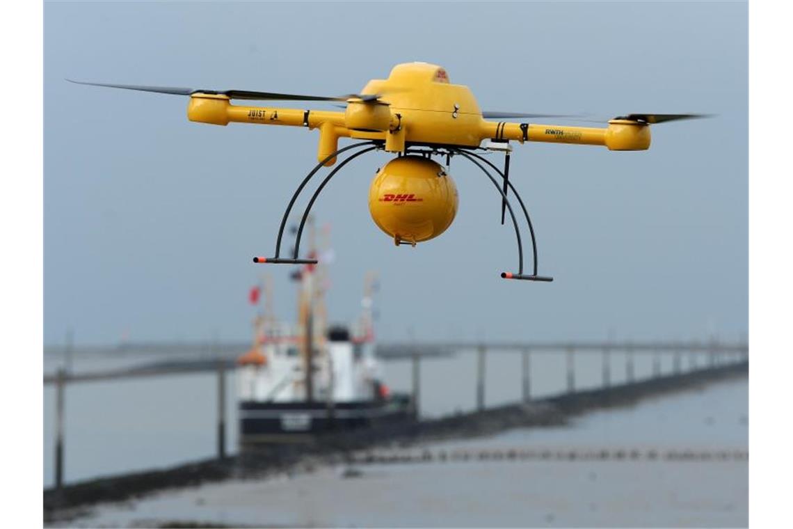 Paketdrohnen keine Lösung für Lieferverkehr in den Städten Ein DHL-Paketkopter startet mit Medikamenten an Bord zu einem Flug auf die Nordseeinsel Juist. Foto: Ingo Wagner/dpa