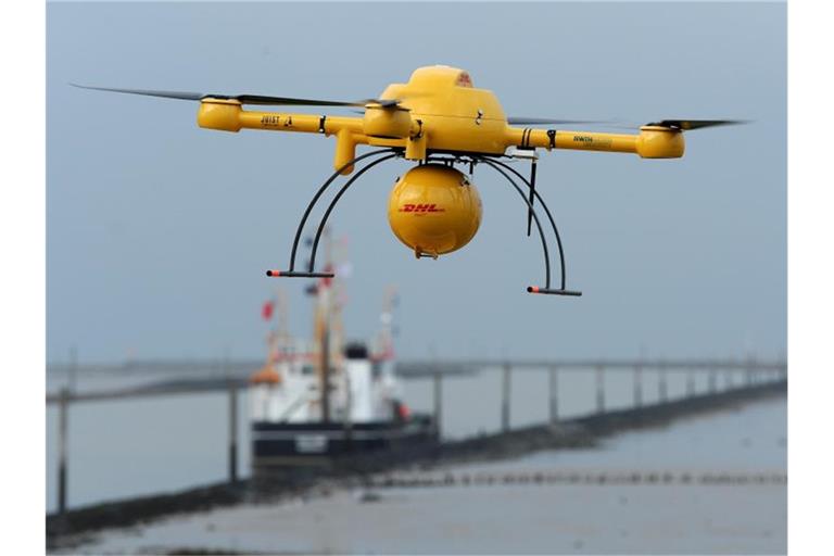 Ein DHL-Paketkopter startet mit Medikamenten an Bord zu einem Flug auf die Nordseeinsel Juist. Foto: Ingo Wagner/dpa