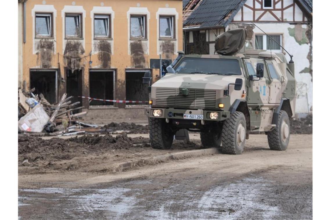 „Karte und Fettstift“: Handlungsbedarf im Katastrophenschutz Ein Dingo der Bundeswehr fährt durch die nach der Hochwasserkatastrophe zerstörten Straßen in Altenahr (Rheinland-Pfalz). Foto: Boris Roessler/dpa