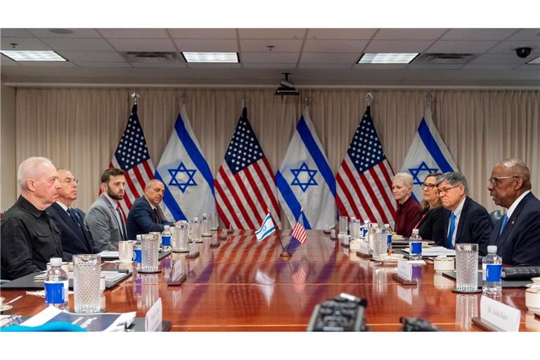 "Ein direkter iranischer Angriff wird eine angemessene israelische Antwort gegen den Iran erfordern", sagte der israelische Verteidigungsminister Joav Galant (l) in einem Gespräch mit seinem US-Kollegen Lloyd Austin (r).
