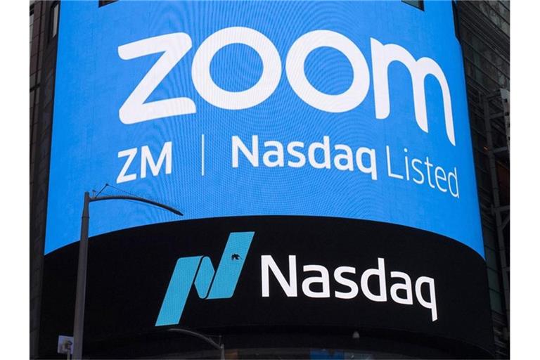 Ein Display weist auf das IPO von Zoom Video Communications hin, vor dem Börsengang an der Nasdaq in New York. Foto: Mark Lennihan/AP/dpa