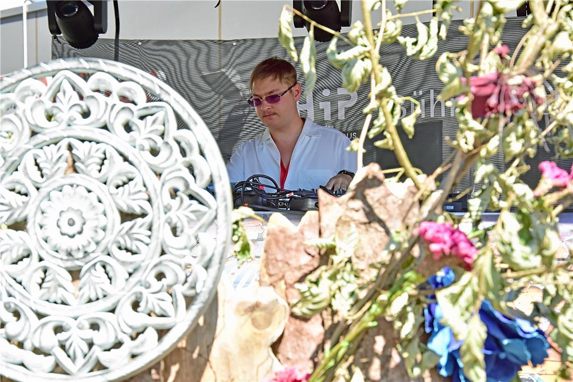 Ein DJ  auf der EHIP Bühne in der Talstraße.