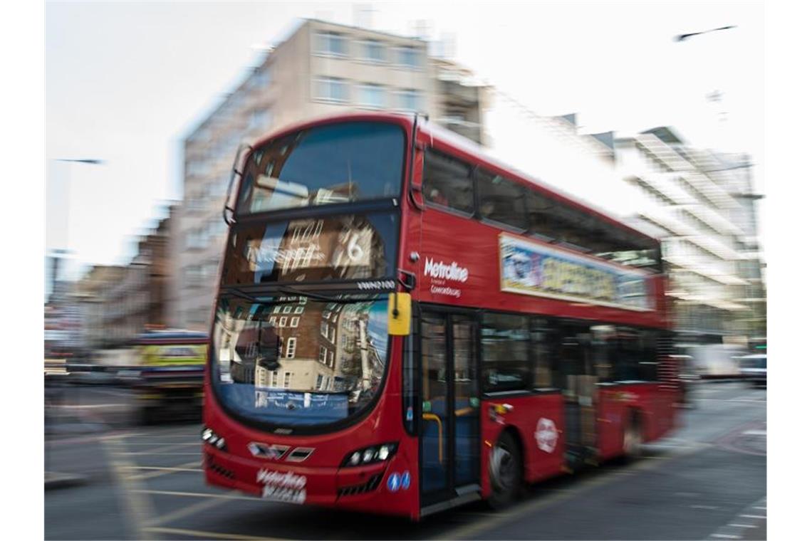 Festnahmen nach Angriff auf Lesbisches Paar Ein Doppeldeckerbus in London. Mehrere Jugendliche haben in London ein lesbisches Paar in angegriffen und krankenhausreif geschlagen. Foto: Wolfram Kastl/Archiv