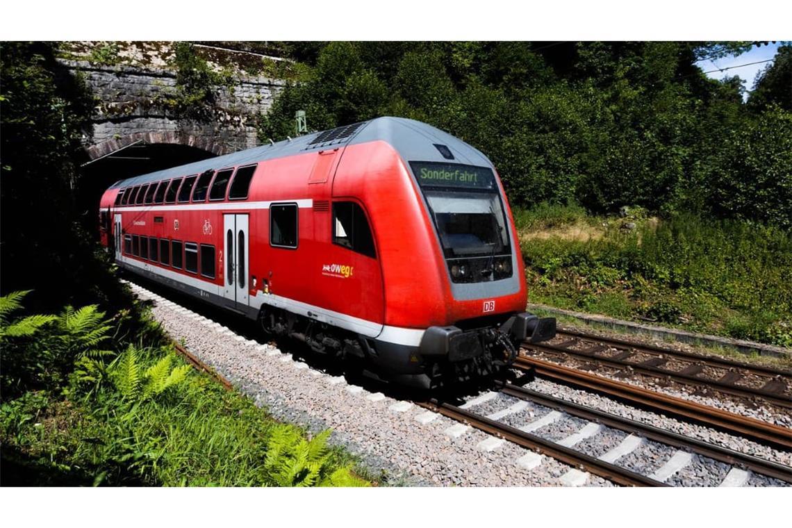 Ein Doppelstockzug der Schwarzwaldbahn fährt in der Nähe von Triberg auf den Gleisen. (Symbolbild)