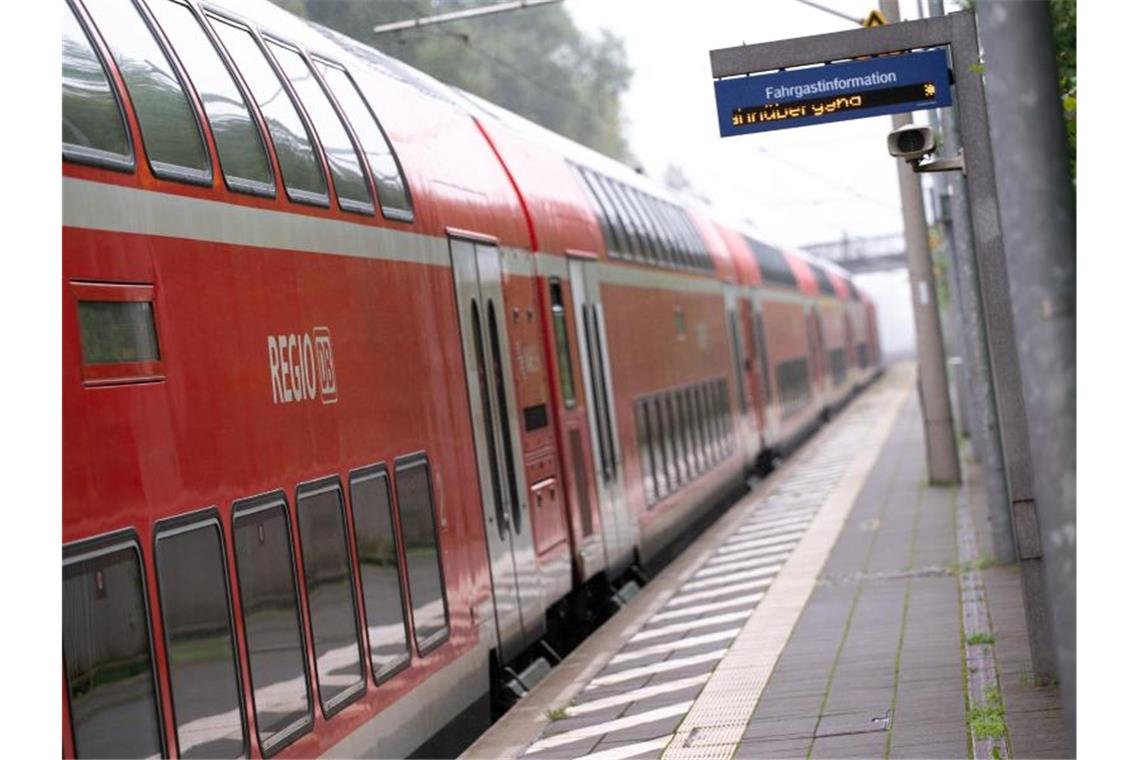Ein doppelstöckiger Regionalzug der Deutschen Bahn (DB) fährt durch einen Bahnhof. Foto: Jonas Walzberg/dpa