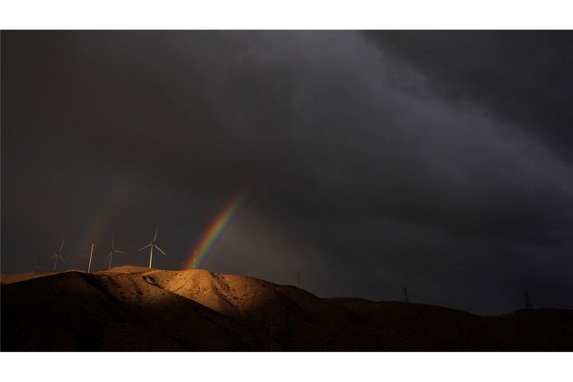 Ein doppelter Regenbogen erscheint hinter Windturbinen unter Gewitterwolken in der Nähe von Cathedral City in Kalifornien.