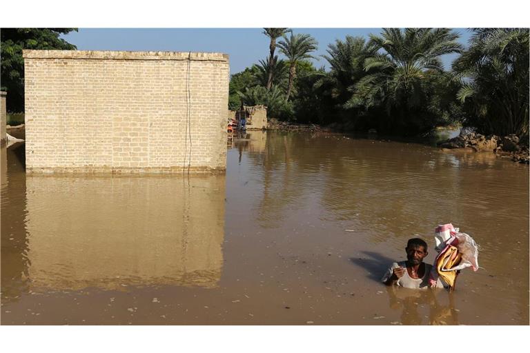 Ein Dorfbewohner wartet darauf, aus einem überfluteten Gebiet im Dorf Daryapur in der Nähe von Jalalpur Pirwala im Distrikt Multan, Pakistan, evakuiert zu werden.