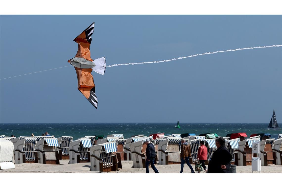 Bilder des Tages Ein Drachen "fliegt" über dem Ostseestrand.