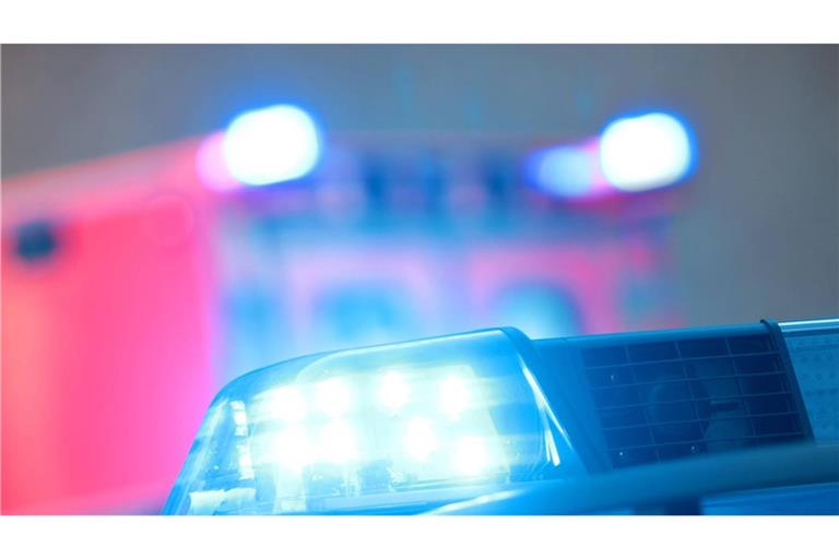 Ein dreijähriger Junge ist bei einem Unfall auf einem Supermarktparkplatz in Walddorfhäslach (Kreis Reutlingen) schwer verletzt worden (Symbolfoto).