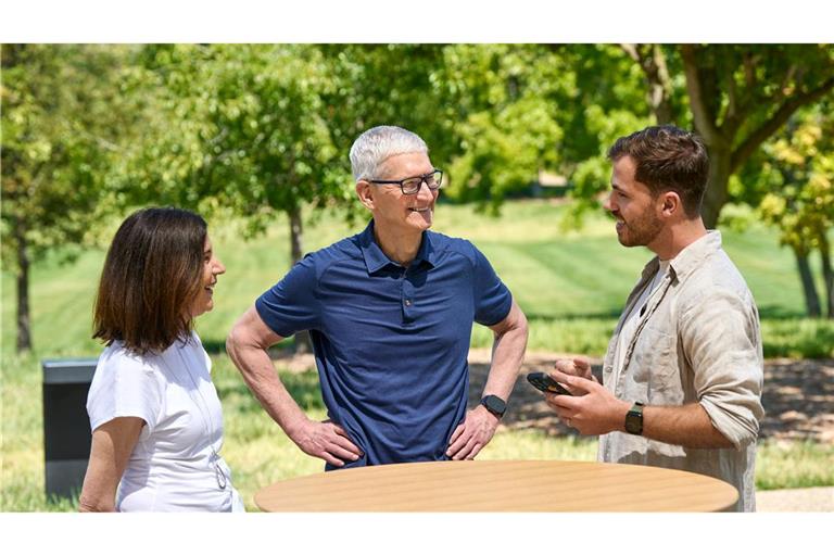 Ein Dresdner Student (r) gewinnt einen Entwickler-Wettbewerb von Apple für Studenten.