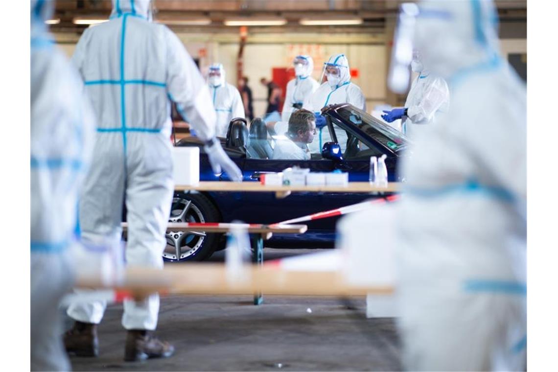 Ein Drive-In-Testzentrum in einem ehemaligen Hubschrauber-Hangar in Gütersloh. Foto: Jonas Güttler/dpa