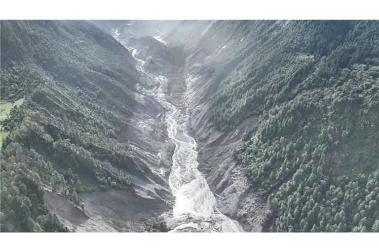 Ein Drohnenfoto zeigt ein von der Sturzflut betroffenes Gebiet. Nach der verheerenden Sturzflut im Grenzgebiet zwischen Nepal und China ist die Zahl der Opfer und der Vermissten weiter angestiegen. 