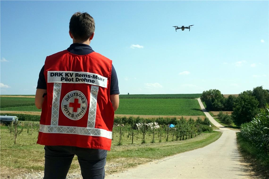 DRK will bessere Drohne für Personensuche Ein Drohnenpilot des DRK-Kreisverbands Rems-Murr absolviert gerade einen Übungsflug. Bei einem Einsatz benötigt es vier Personen der Drohnengruppe: einen Piloten, einen Fachberater, einen Techniker und einen Luftraumbeobachter. Foto: DRK Rems-Murr