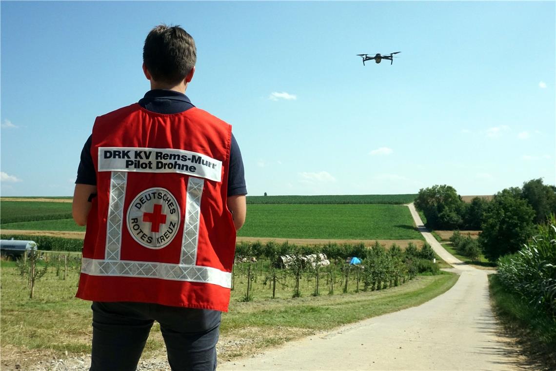 Ein Drohnenpilot des DRK-Kreisverbands Rems-Murr absolviert gerade einen Übungsflug. Bei einem Einsatz benötigt es vier Personen der Drohnengruppe: einen Piloten, einen Fachberater, einen Techniker und einen Luftraumbeobachter. Foto: DRK Rems-Murr