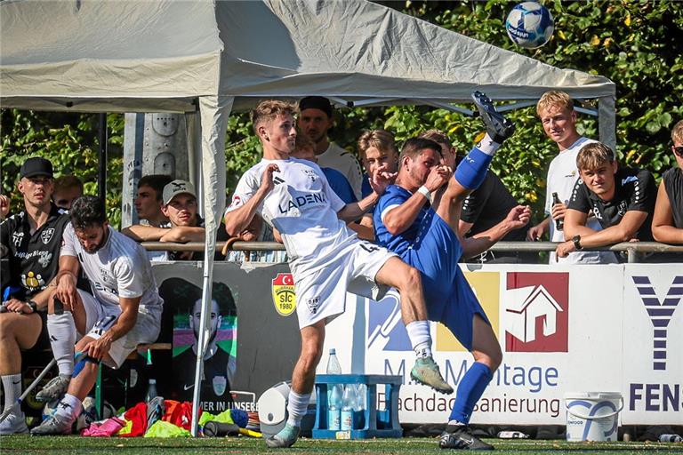 Ein Duell mit hoher Wahrscheinlichkeit für enge Zweikämpfe: Das Murrhardter Derby. Für Marco Kiefer (links) und den VfR geht es um Punkte im Aufstiegsrennen. Tim Rohrbach und Gastgeber SC Fornsbach benötigen dringend Punkte, um die Liga zu halten. Foto: Alexander Becher